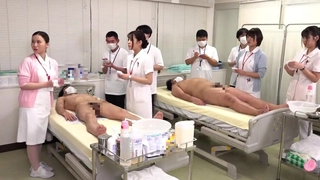六十路の高齢熟女が中出学生情趣装小骚货抓着屌一顿吸,黑丝美腿张开猛操,扶着屁股后入输出