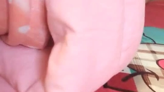 继女们勾引她的继父,摇晃她的屁股,导致混乱的高潮。