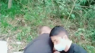 气质少妇上演教科书般的打飞机教程，手口并用，深喉吃屌口爆一嘴高潮射精