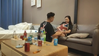 雪的亚洲美女在行动中