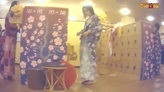 性欲旺盛的棕发少女享受独自玩耍的时间