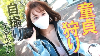 風騷的小少婦在宿舍內跟小哥哥激情啪啪，全程露臉深喉大雞巴小嘴都快撐不下了，讓小哥抱在懷裡吃奶摳逼爆草
