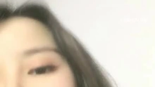 年轻就是要新潮! 冰淇淋挤在身上与男友互吃特别香