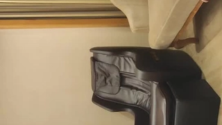 科技园女厕蹲守清新脱俗眼镜女神微微张开的鲜红无毛