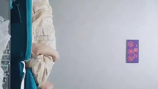 大学女孩Gia在网络摄像头上用她的小乳房挑逗