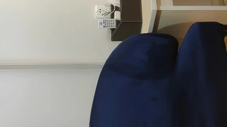 三个男人在宿舍房间里轮流操一个兴奋的黑人少女